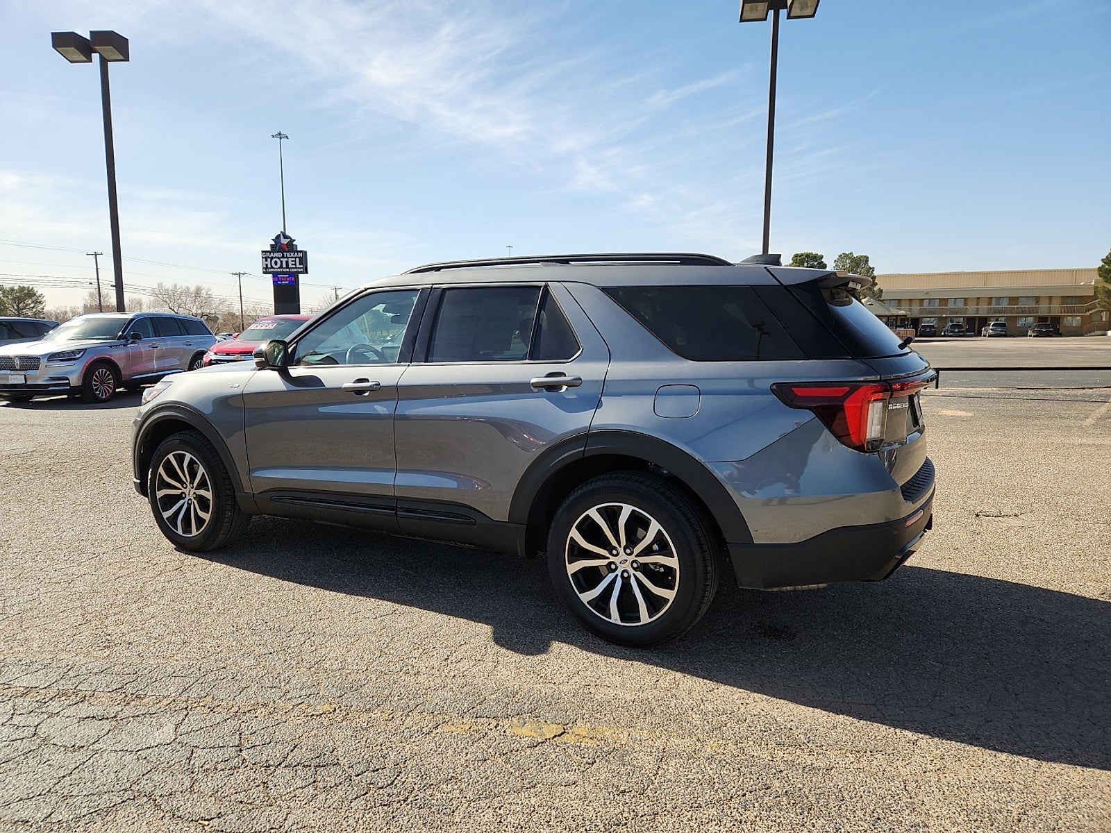 2025 Ford Explorer ST-Line