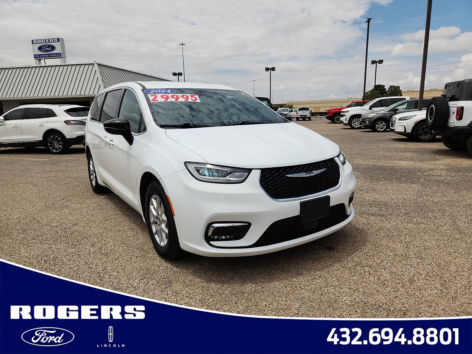 2024 Chrysler Pacifica Touring's photo