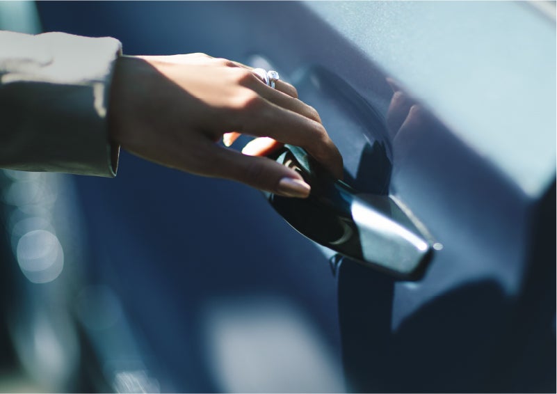 A hand gracefully grips the Light Touch Handle of a 2023 Lincoln Aviator® SUV to demonstrate its ease of use | Rogers Lincoln in Midland TX