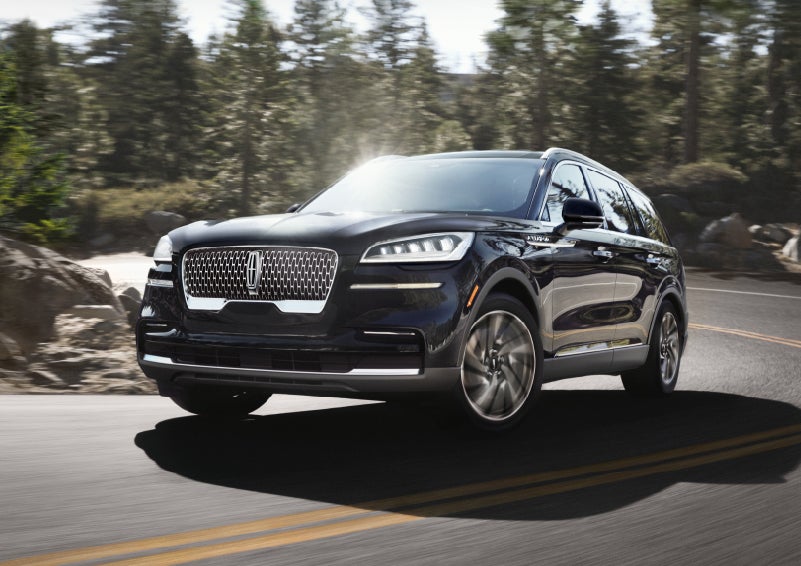 A Lincoln Aviator® SUV is being driven on a winding mountain road | Rogers Lincoln in Midland TX
