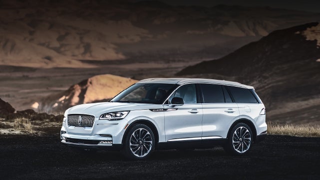 A 2024 Lincoln Aviator® SUV is parked at a mountain overlook | Rogers Lincoln in Midland TX