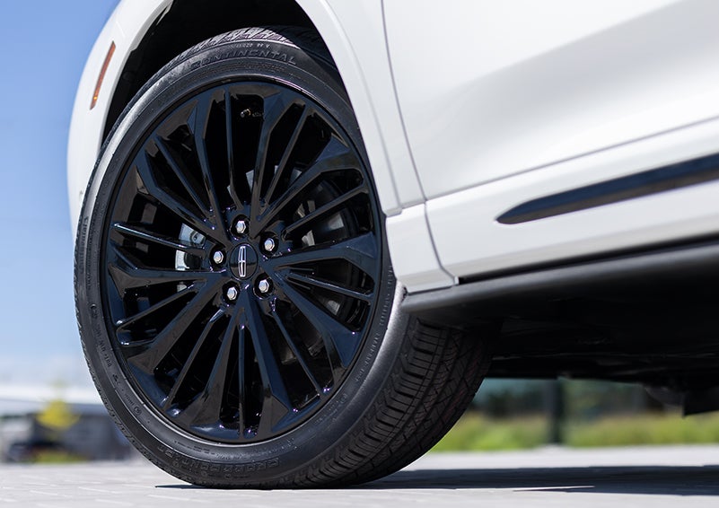The stylish blacked-out 20-inch wheels from the available Jet Appearance Package are shown. | Rogers Lincoln in Midland TX