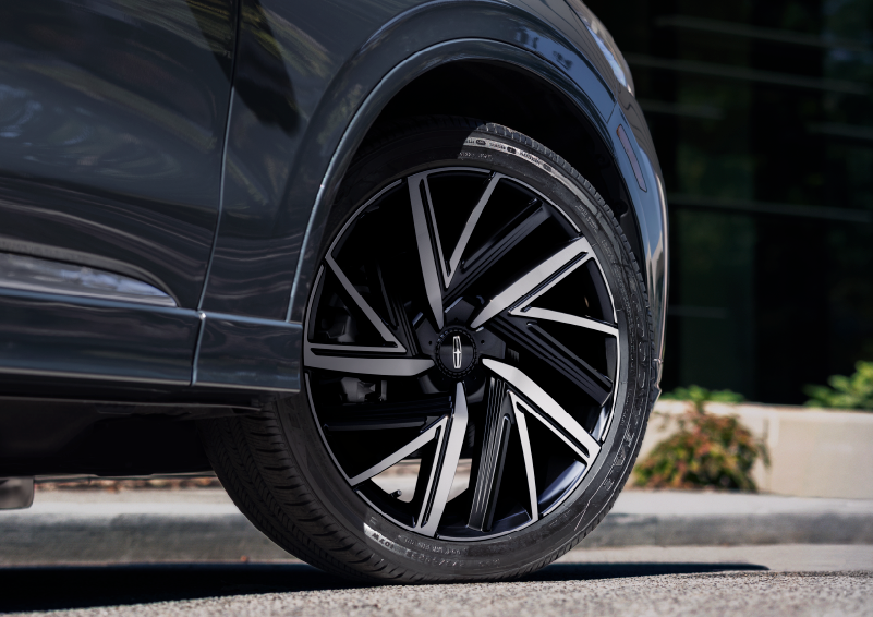 The rim of the 2025 Lincoln Aviator® SUV is shown slightly angled out. | Rogers Lincoln in Midland TX