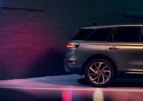A dramatization of a 2025 Lincoln Corsair® SUV is shown backing up toward a wall. | Rogers Lincoln in Midland TX
