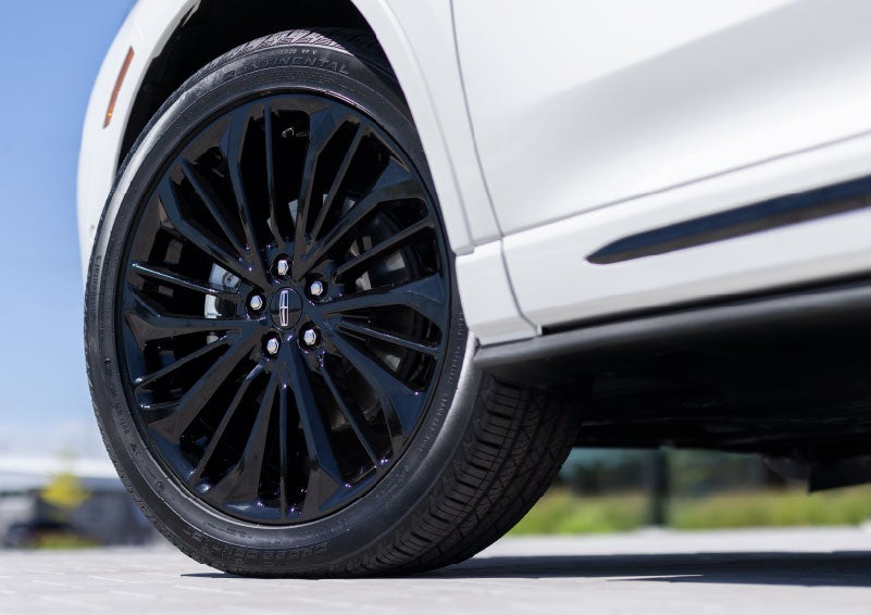 A stylish 20-inch black aluminum wheel of the available Jet Appearance Package is shown. | Rogers Lincoln in Midland TX