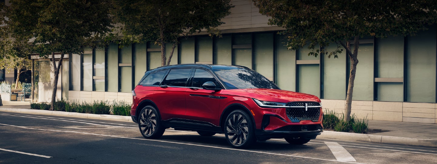 A 2025 Lincoln Nautilus® SUV with an available hybrid powertrain is parked in an urban setting. | Rogers Lincoln in Midland TX