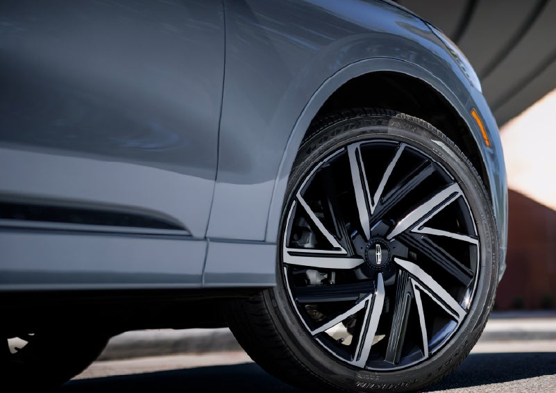 The wheel of the 2027 Lincoln Aviator® Black Label™ SUV is shown slightly angled out. | Rogers Lincoln in Midland TX